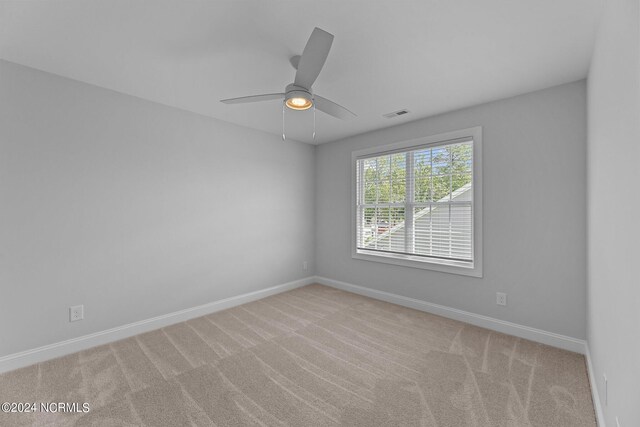 carpeted empty room featuring ceiling fan