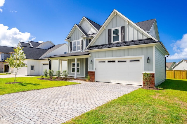 view of front of home featuring a front lawn and a garage