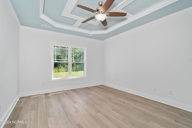 unfurnished room featuring light wood-type flooring, ornamental molding, and ceiling fan