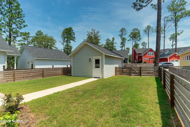 view of yard featuring an outbuilding