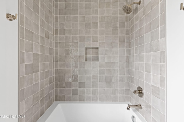 bathroom with tiled shower / bath combo