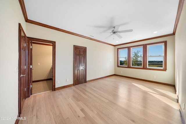 spare room with light hardwood / wood-style flooring, ornamental molding, and ceiling fan