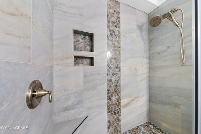 bathroom featuring tiled shower