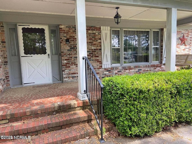 property entrance featuring a porch