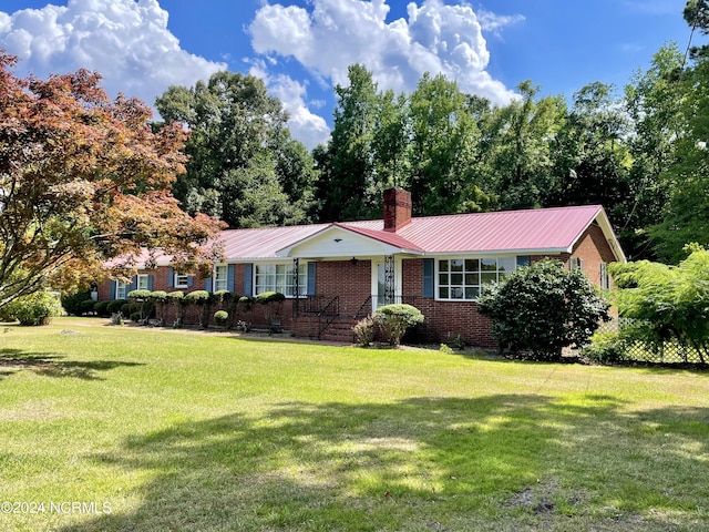 single story home with a front lawn