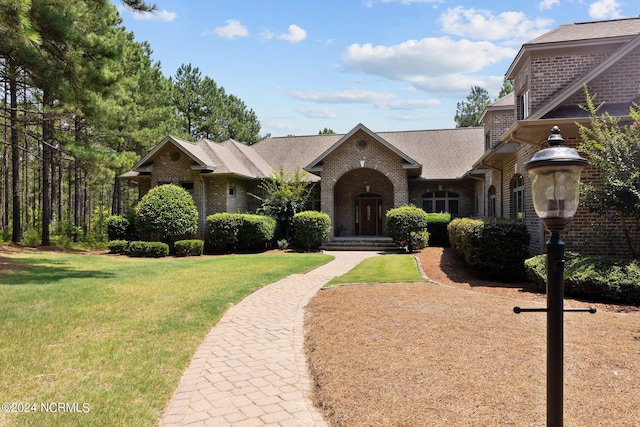 view of front of home featuring a front lawn