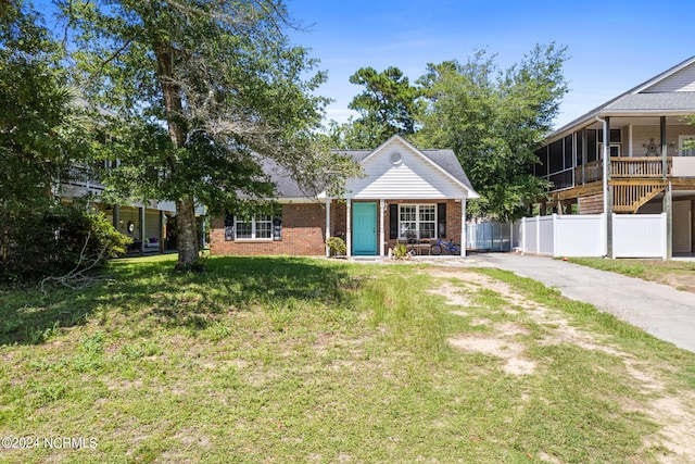 view of front of house featuring a front lawn