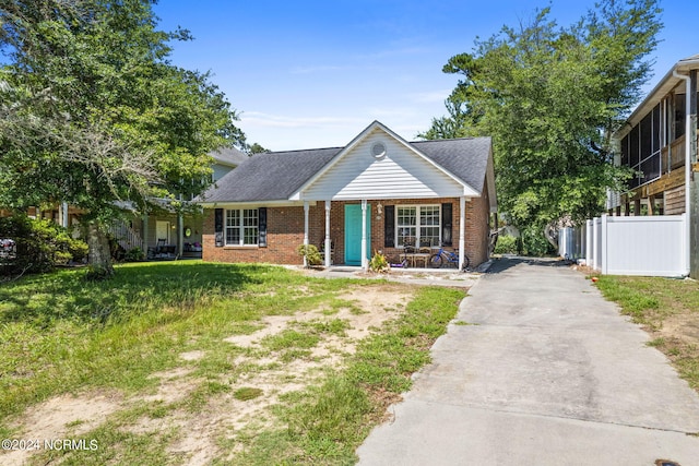 view of front of house featuring covered porch and a front yard