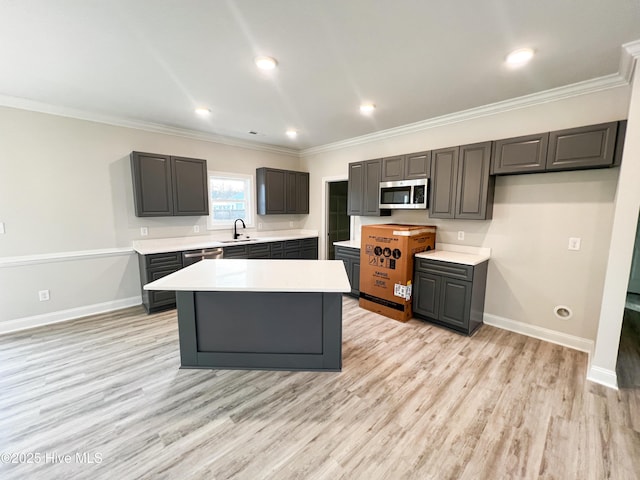 kitchen featuring a center island, stainless steel appliances, gray cabinets, and sink