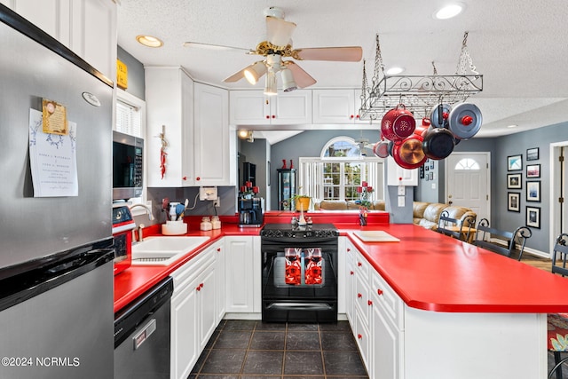 kitchen with ceiling fan, appliances with stainless steel finishes, sink, and kitchen peninsula