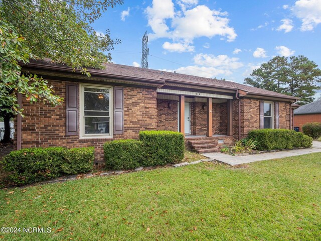 ranch-style home with a front yard