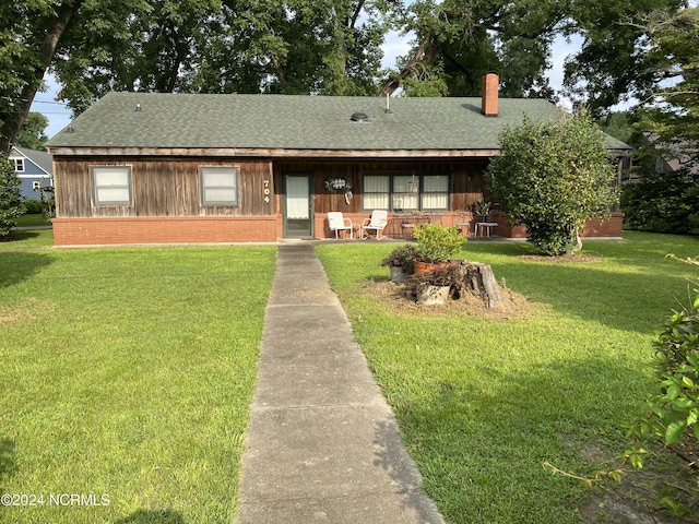 view of front of house with a front lawn