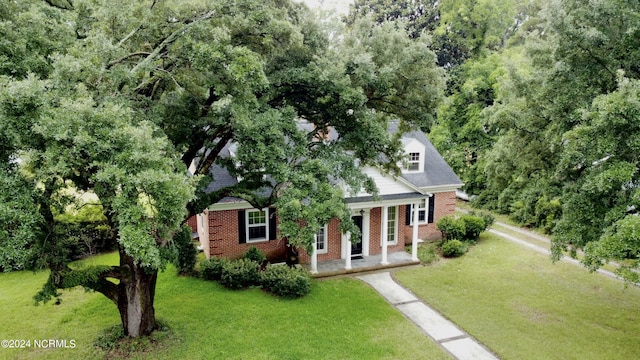 view of front facade featuring a front yard