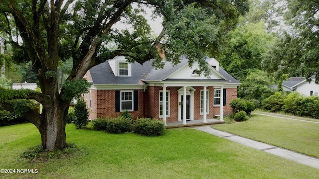 view of front of home featuring a front lawn