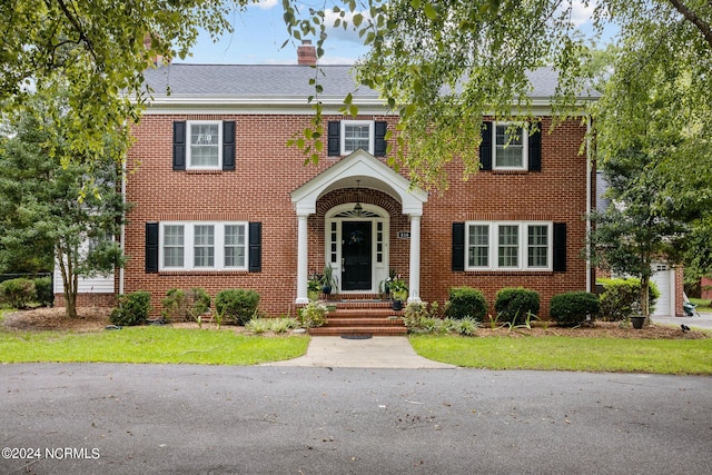 view of front facade featuring a front yard