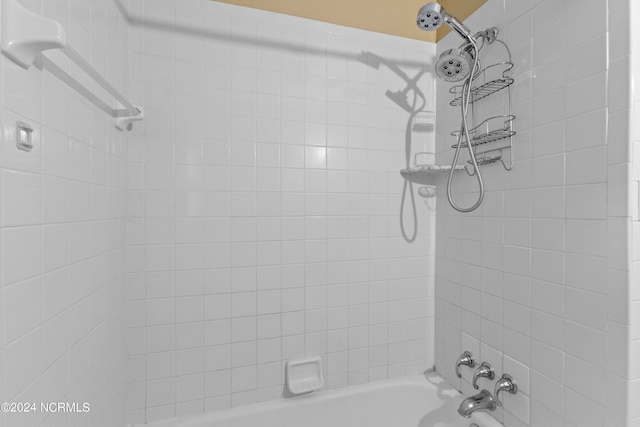 bathroom featuring tiled shower / bath