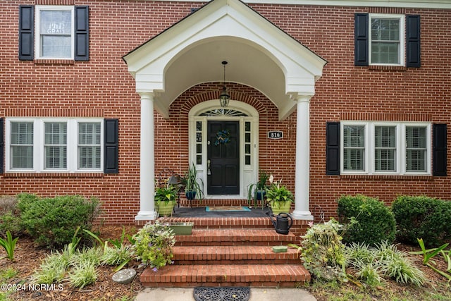 entrance to property featuring a porch