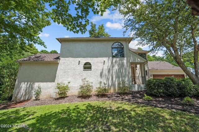 view of front facade featuring a front lawn