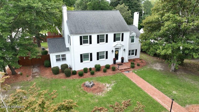 colonial house featuring a front yard