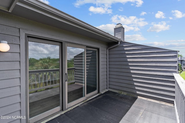 property entrance featuring a balcony