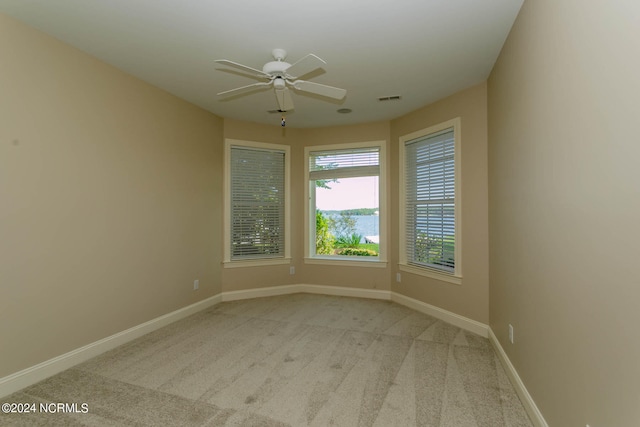 carpeted empty room featuring ceiling fan