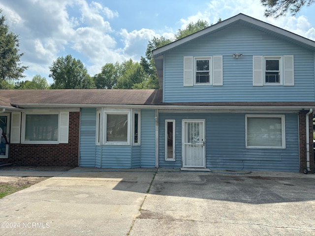 view of front of property