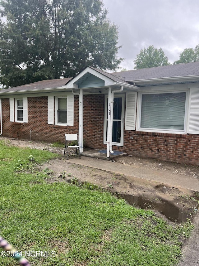 single story home with a front yard