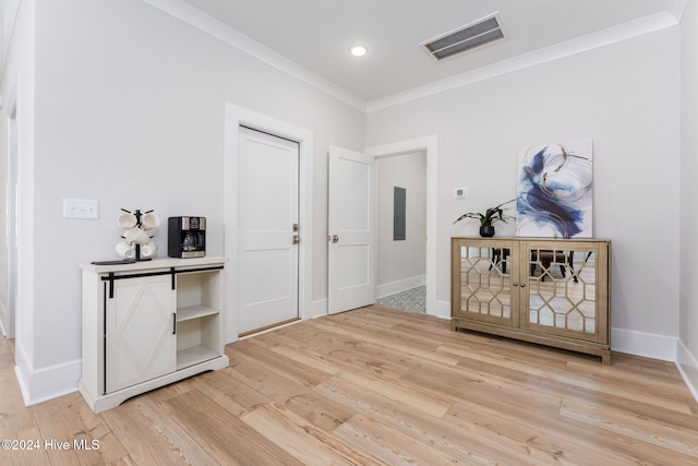 115 Seagate Pl, Wilmington, NC 28403 - hall featuring crown molding, light wood-style floors, baseboards, and recessed lighting