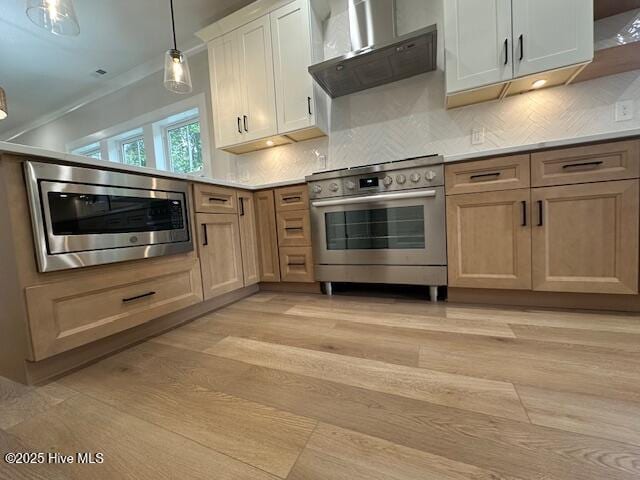 115 Seagate Pl, Wilmington, NC 28403 - kitchen with stainless steel appliances, ventilation hood, light wood-type flooring, and backsplash