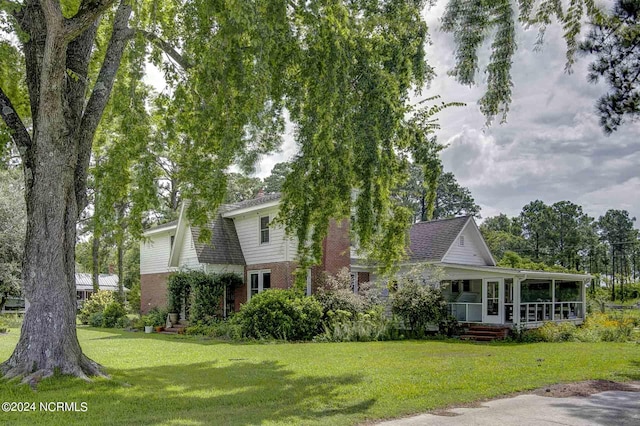 view of front of property featuring a front yard