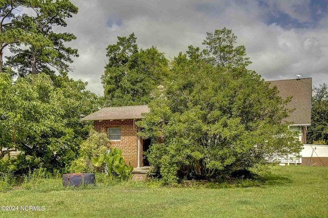 view of front of property with a front yard