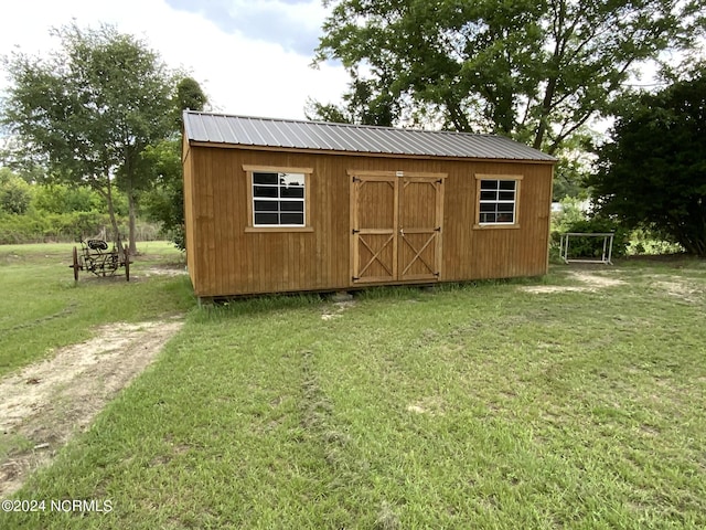 view of outdoor structure featuring a yard