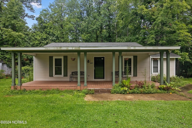 view of front of house featuring a porch and a front yard