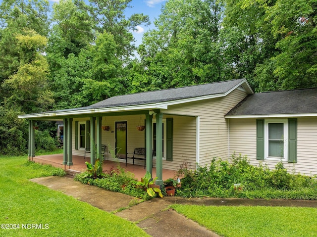 view of front facade with a front yard and covered porch