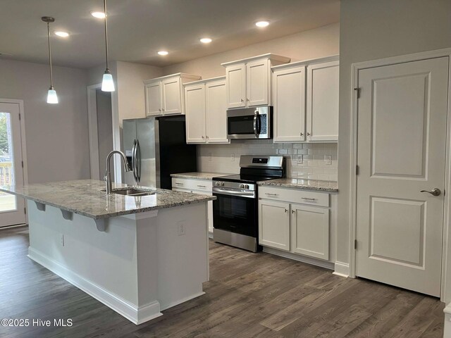 dining room featuring dark hardwood / wood-style flooring, an inviting chandelier, and ornamental molding