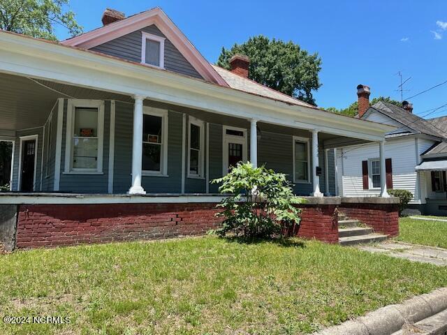 view of front of home with a front lawn and covered porch