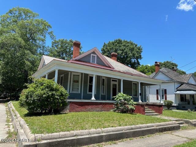 view of front facade featuring a front yard and a porch