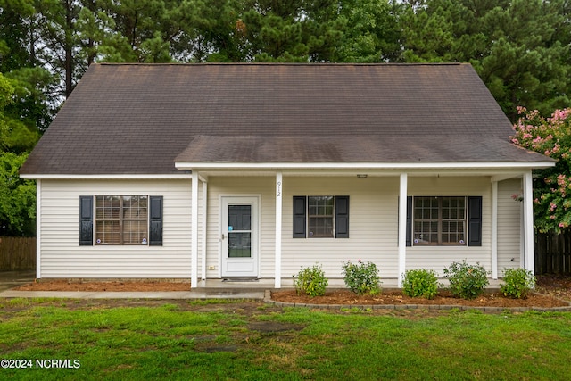 view of front of house featuring a porch and a front yard