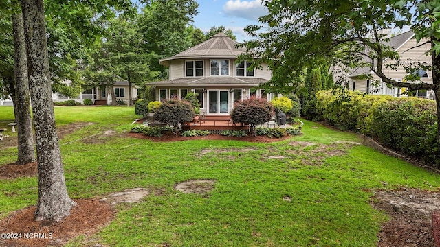 view of front facade featuring a front lawn