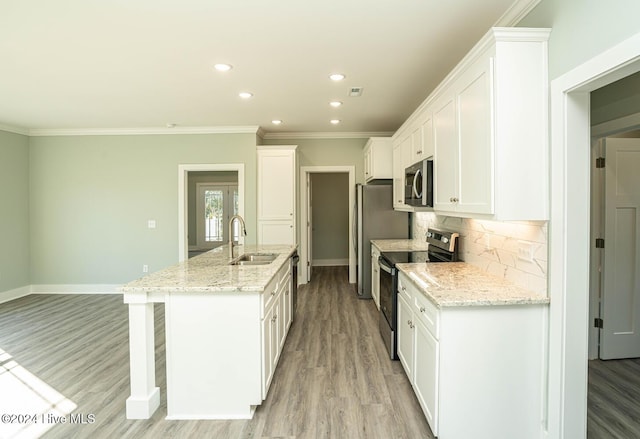 kitchen featuring sink, stainless steel appliances, a kitchen island with sink, white cabinets, and light wood-type flooring