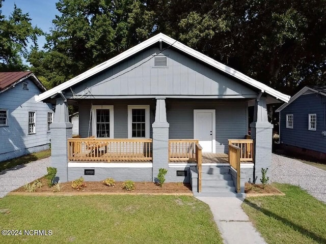 view of front facade featuring a front yard and covered porch