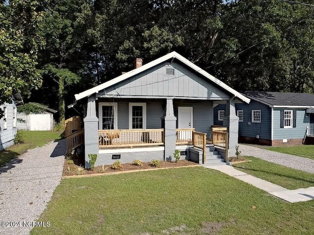 view of front of house featuring a porch and a front yard