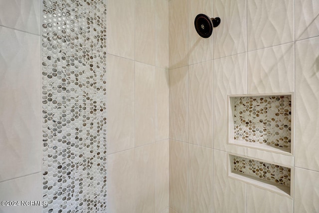 room details featuring a tile shower