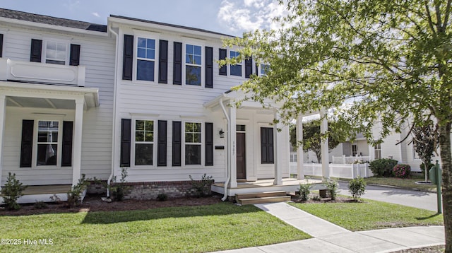 view of front of home featuring a front yard