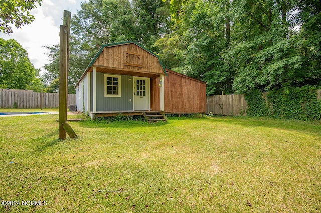 view of yard featuring an outdoor structure