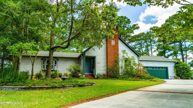 view of front facade featuring a garage and a front lawn