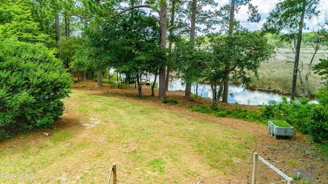 view of yard featuring a water view