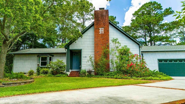 view of front of property featuring a garage and a front yard