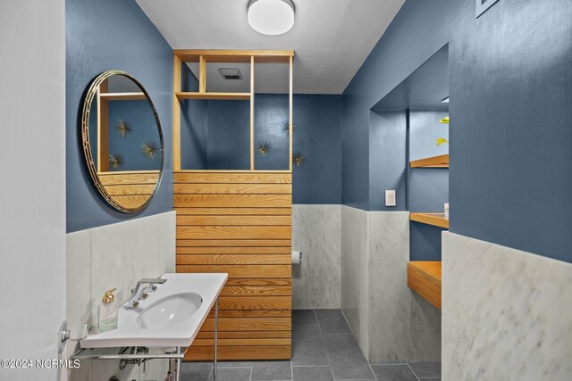 bathroom featuring a sink, visible vents, and tile patterned floors