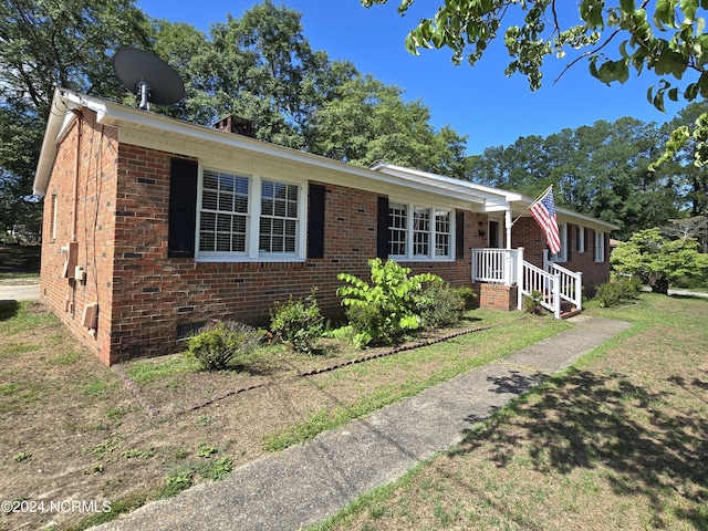 view of front of home featuring a front yard